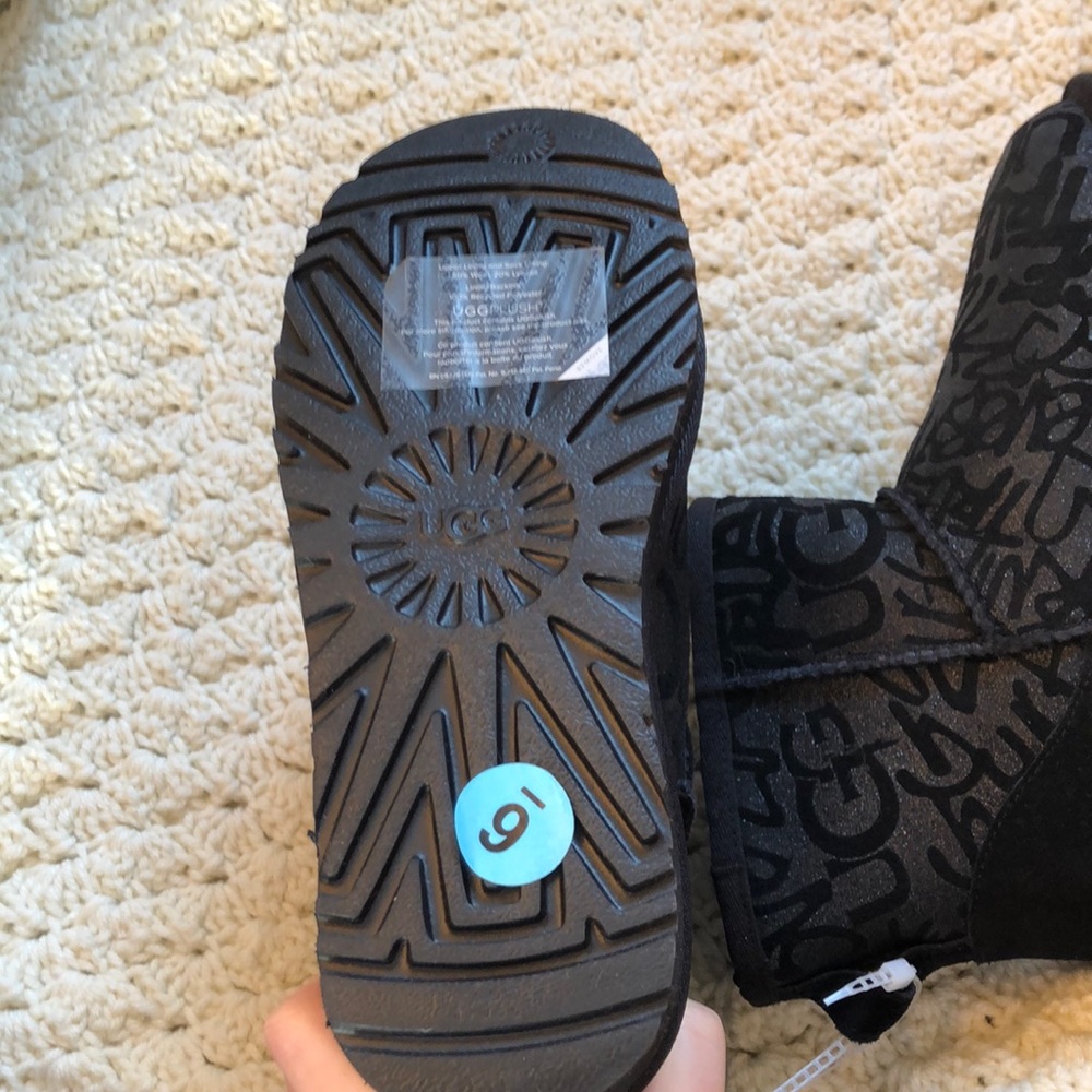 Nwt Ugg Classic Short Black Mini Boot - image 4